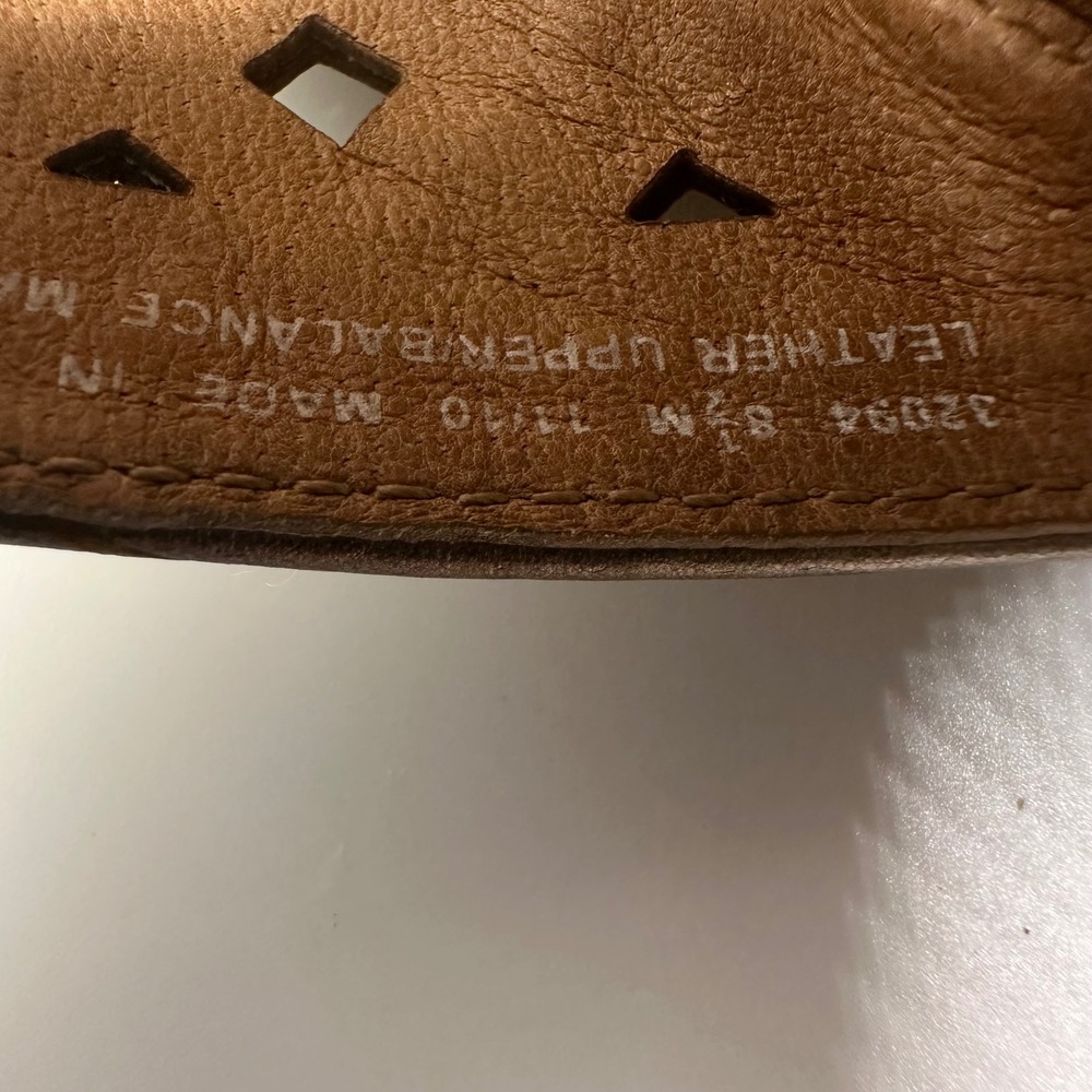 Clarks Artisan Gold Leather Thong Sandals Studded Detail Size 8.5M - Picture 4 of 5